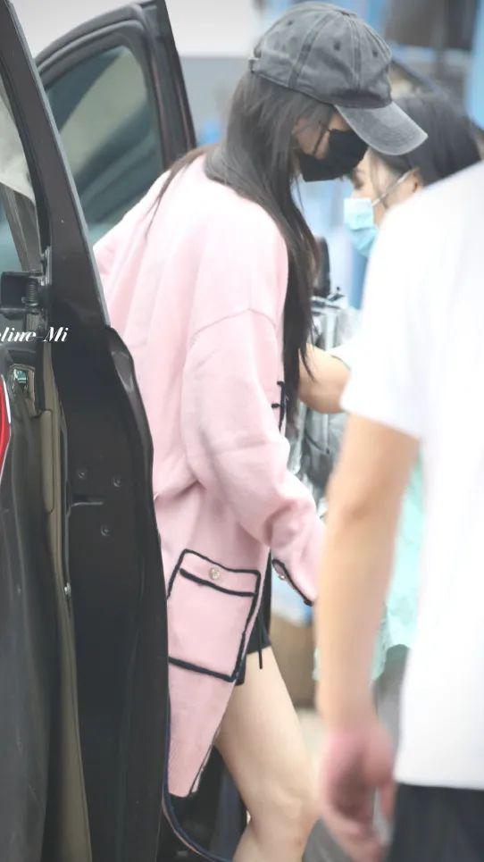 针织衫：CHANEL