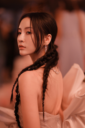 演员孙晶晶出席ss2024北京时装周开幕大秀