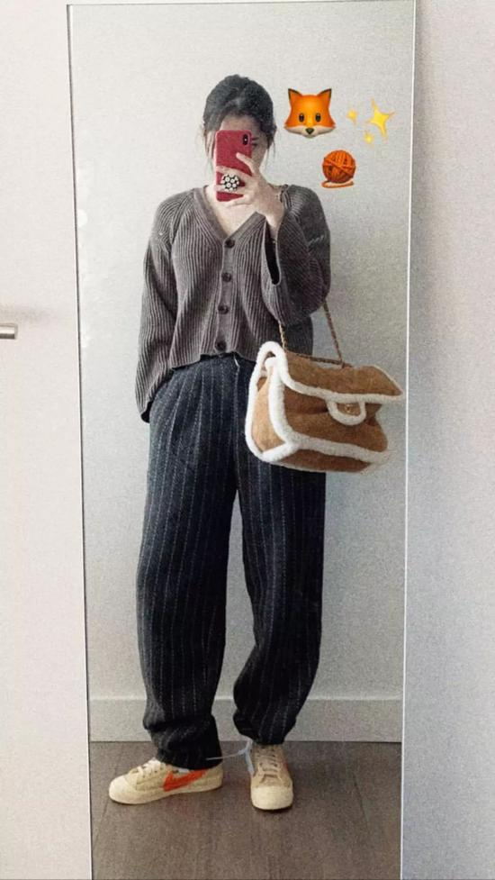 ▲欧阳娜娜用一件短款的针织开衫搭配竖条纹阔腿裤，轻轻松松拉长腿线。
