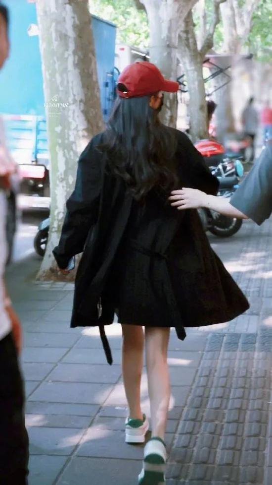 衬衫&短裤：MO&CO&nbsp;球鞋：OFF-WHITE&nbsp;帽子：CELINE&nbsp;背心：Brandy Melville