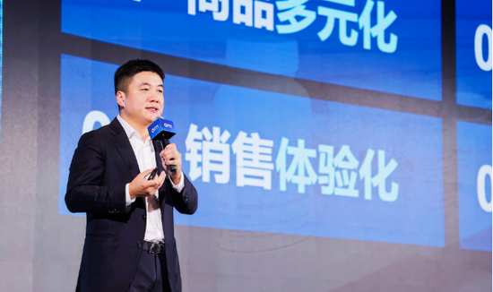 百洋医药功效护肤品事业部总经理李镇宇现场分享