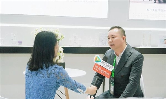 雅特雪中国区总裁兼首席执行官杨海志先生（右一）