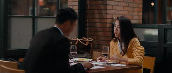 周边的女孩就有一个 Neverfull 手袋