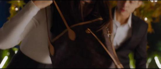 她为了拿下于扬的合同，喝醉酒之后吐在了包里