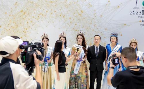 国际友谊小姐组织主席陈军与中国区冠军朱芷瑩等获奖选手接受媒体采访