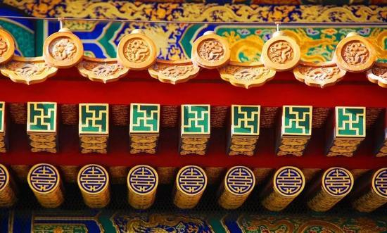 &nbsp;图为太和殿檐下的金龙和玺彩画。典型的故宫式配色，用齐了红黄蓝绿