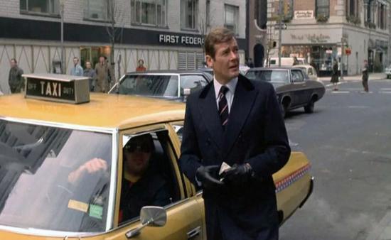 曾作为 Roger Moore 版邦德的战袍出现