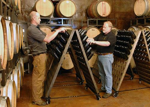 酒庄工作人员在转瓶（图片来源：Wolf Mountain Vineyards）