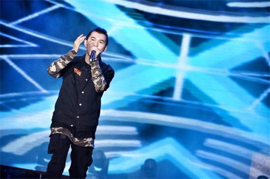 《中国有嘻哈》啊鑫献唱铂涛新品时尚秀首个主题曲，拉开了时尚大秀的序幕