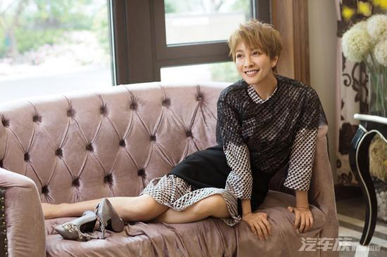 吴昕与Badgley Mischka婚庆晚宴系列鞋款