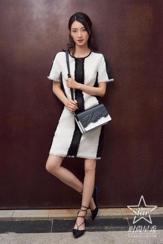 王丽坤穿着Badgley Mischka春夏系列鞋款