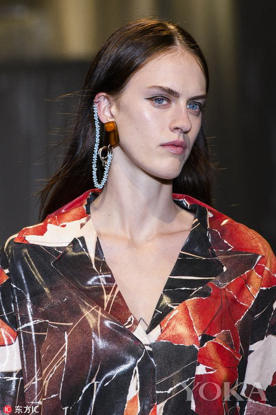 2018春夏Acne Studios秀场，图片来自东方IC。