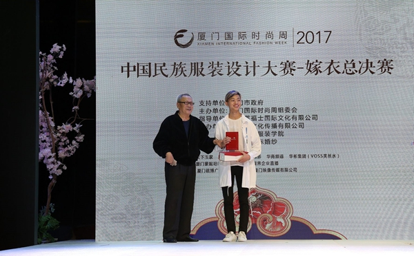 国家一级演员张连文（左）为亚军颁奖
