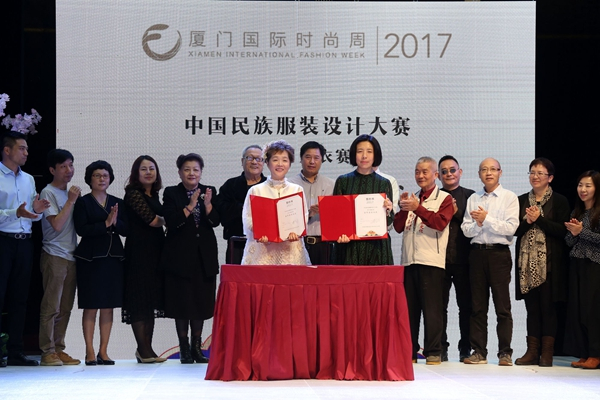 刘优然女士（左）和蔡美月女士签署第三届中国民族服装设计嫁衣大赛协议
