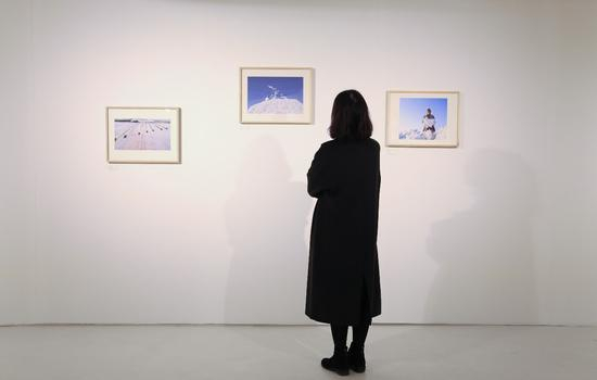 观众们仔细观展，体会棉与人紧密相连的关系
