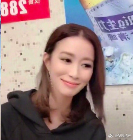 美颜后的佘诗曼