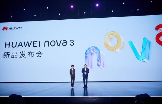 易烊千玺现身HUAWEI nova 3发布会现场印证海报级自拍实力_手机新浪网