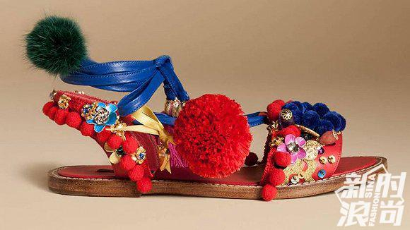 DG品牌推出“奴隶凉鞋（Slave sandal）”