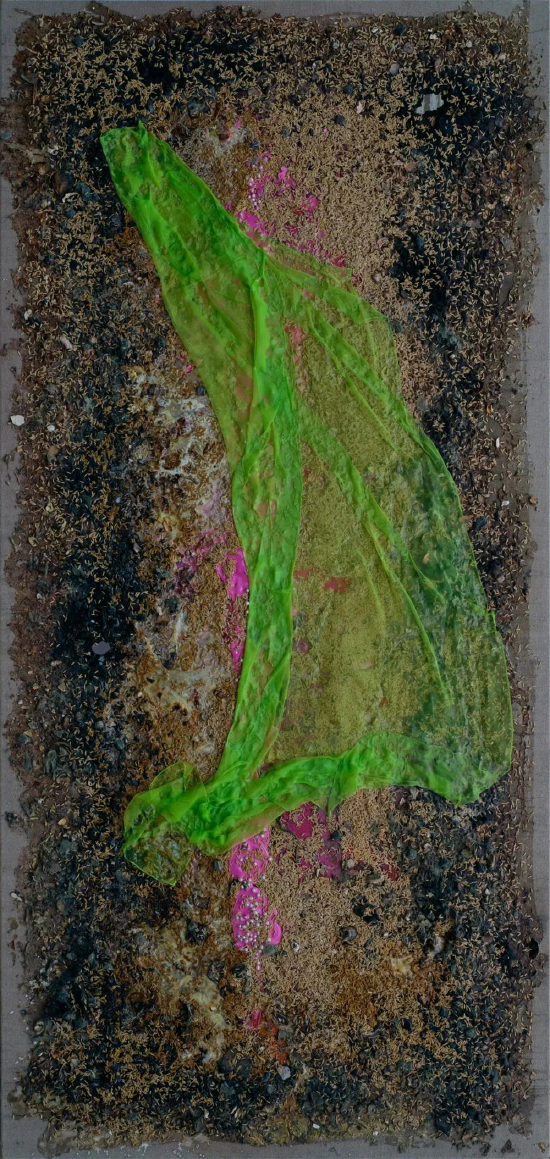 　　大憨，《五德兼行轻笼纱-義》，综合材料（亚麻布，丙烯、光纸、中草药、丝纱、胶、树脂），118×248㎝，2019