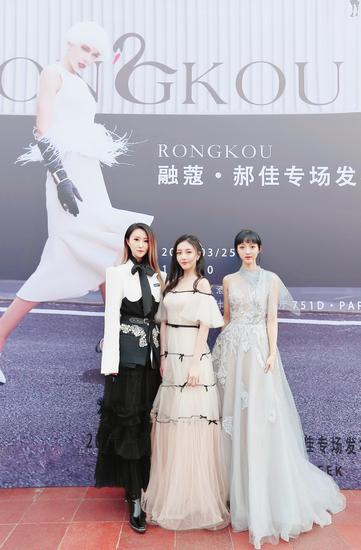 中国十佳设计师郝佳(左)、影视新星于歆童(中,来自飞宝传媒)