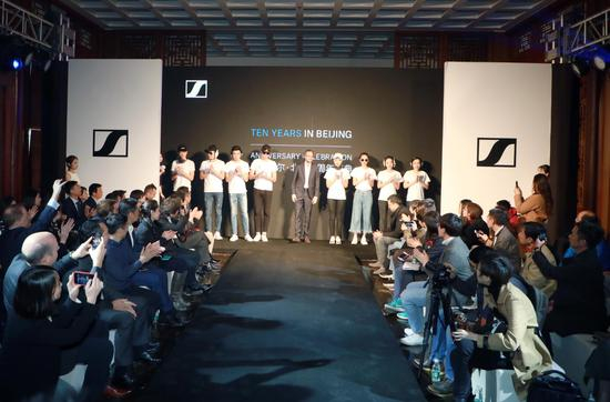 森海塞尔全球CEO Daniel Sennheiser在模特谢幕时亮相全场