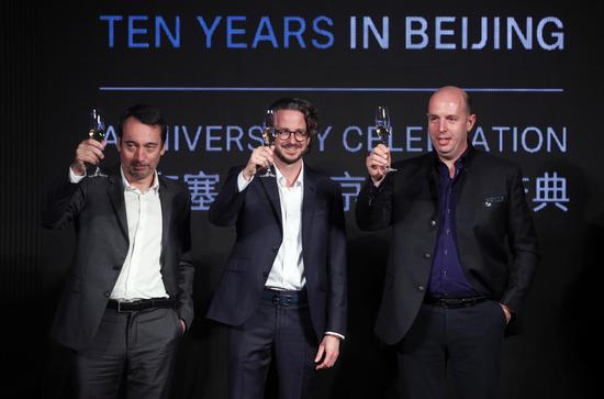 由左至右分别为森海塞尔市场开发副总裁Eric Denise先生，森海塞尔全球CEO Daniel Sennheiser先生，森海塞尔大中华区董事总经理Pierre Eloy先生，举杯共祝森海塞尔北京公司成立十周年
