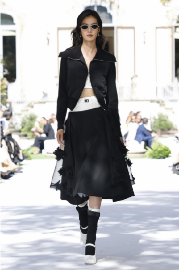 [配图：模特身穿有花朵绗缝的秀款]