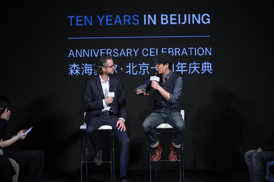 著名音乐人小飞与森海塞尔全球CEO Daniel Sennheiser通过脱口秀分享其品牌体验