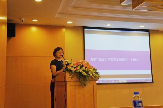 上海大艺博总经理蒋冰女士向大家介绍首届大艺博（上海）概况