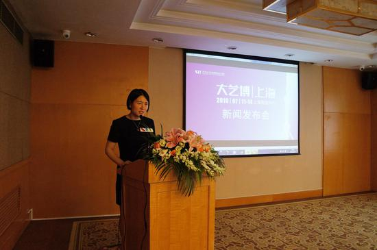 上海大艺博运营总监张晓毅宣布大艺博（上海）新闻发布会正式开始