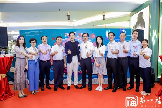 “第一福”领导班子与正佳广场领导们合影