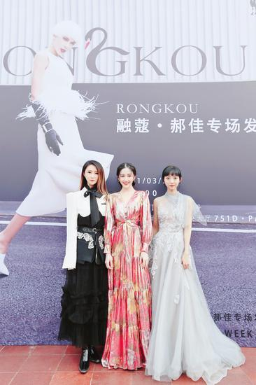 中国十佳设计师郝佳（左）、影视新星陈欣予（中，来自飞宝传媒）