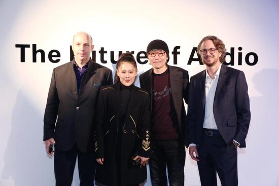 由右至左分别为，森海塞尔全球 CEO Daniel Sennheiser先生，知名音乐制作人张亚东先生，知名唱作歌手袁娅维女士，森海塞尔大中华区董事总经理Pierre Eloy先生