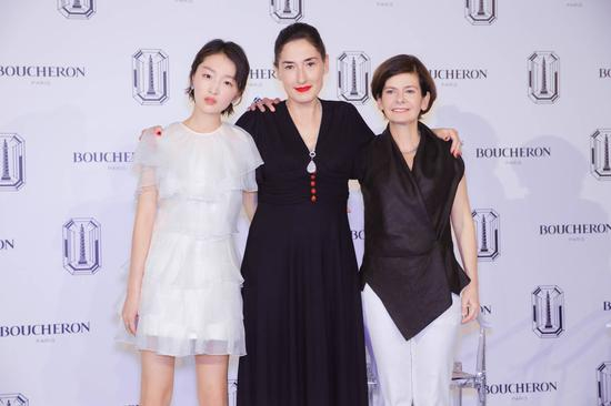 Boucheron宝诗龙大中华区代言人周冬雨（左）、Boucheron宝诗龙全球执行总裁 Hélène Poulit-Duquesne（中）与艺术8创始人佳玥（右）