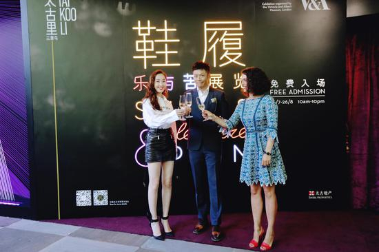 　　里屯太古里总经理余国安，《鞋履：乐与苦展览》研究策展人Lucia Savi ，人气女演员蒋梦婕共同出席剪彩仪式