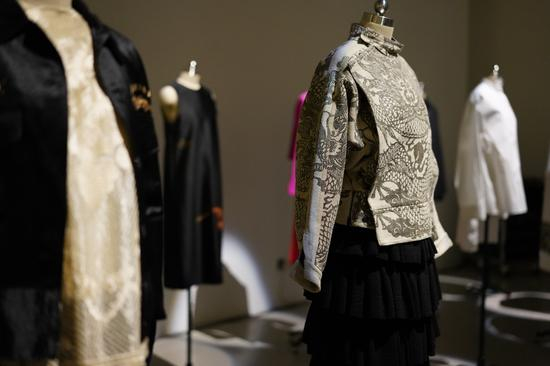 棟梁DONGLIANG多件独立设计品牌服饰于三里屯CHAO地下一层艺术空间展出