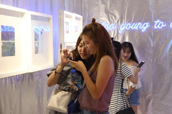 口香糖艺术展互动