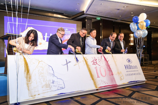 业主公司总经理刘健先生，酒店总经理&nbsp;Boni&nbsp;Mansi&nbsp;，希尔顿中国北区运营副总裁 &nbsp;Mr. Joseph Khairallah ， 北京区域酒店总经理 &nbsp;&nbsp;Mr.Tony Marrinan，还有我们两位酒店的多年合作伙伴公司代表