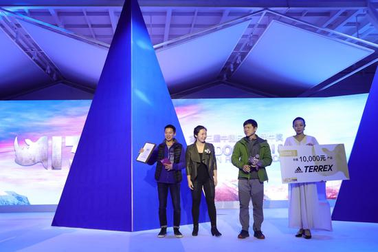 领奖者：魏广广&nbsp; 颁奖嘉宾：何川（右二），中国顶尖攀登者，多次金犀牛奖获得者；于音（右三），美国国家跳伞协会首位中国籍女性跳伞教练，第12届金犀牛最佳户外女性获得者。