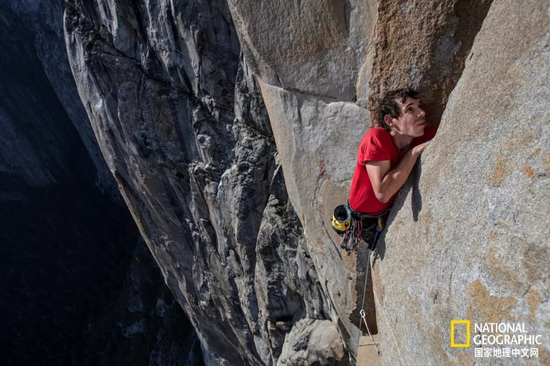 ▲ 身上系着绳索的Alex在练习攀爬酋长岩