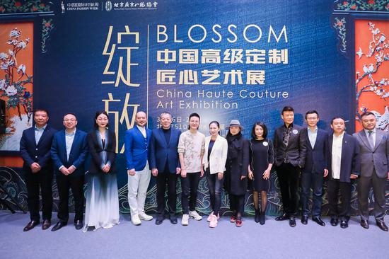 　　领导嘉宾与中国服装设计师协会高级定制委员会设计师发起人共同为AW19DHUB设计汇暨绽放•中国高级定制匠心艺术展隆重揭幕