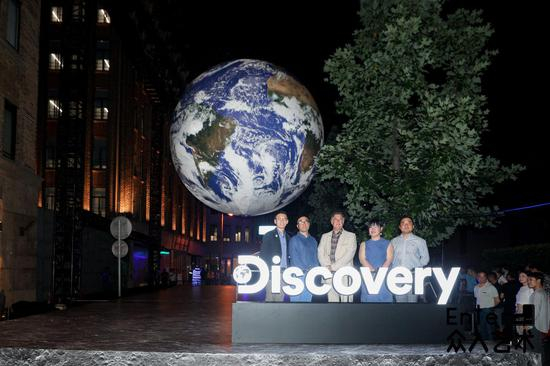 　　GAIA发光体艺术展暨Discovery太空周启动仪式，从左至右分别：Discovery集团大中华区总经理邱煌先生，上海外滩投资开发集团董事长周旭民先生，Discovery全球首席财务官兼亚太区总裁SimonRobinson，众入艺术Enter ART策展人冯芝倩女士，爱奇艺副总裁陈潇先生