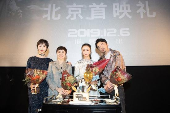 《吹哨人》剧组主创人员 （从左至右：演员齐溪、导演薛晓路、领衔主演汤唯、领衔主演雷佳音）
