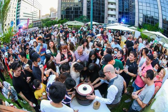 与现场观众共同分享第600万升酿造