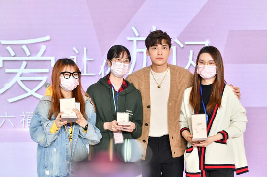李易峰为粉丝解锁盲盒送上六福珠宝精美首饰