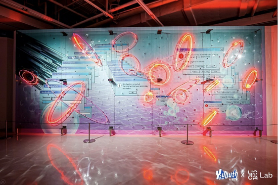 周子正，《陨石水面与绳结》，2021，浮法玻璃、霓虹灯、墙面写真贴，630 × 270 cm。
