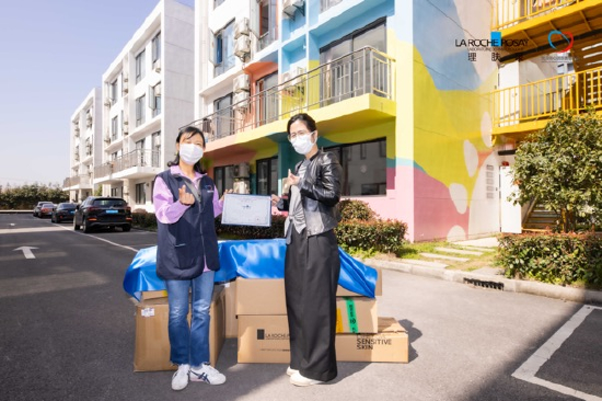　　欧莱雅中国副总裁兼活性健康化妆品部总经理马岚女士（右） 与北京同心圆慈善基金会上海救助中心负责人王英女士（左）