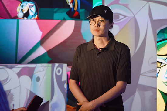 导演 李鑫先生此外,本次展览还邀请先锋设计师张驰先生,通过"面具"