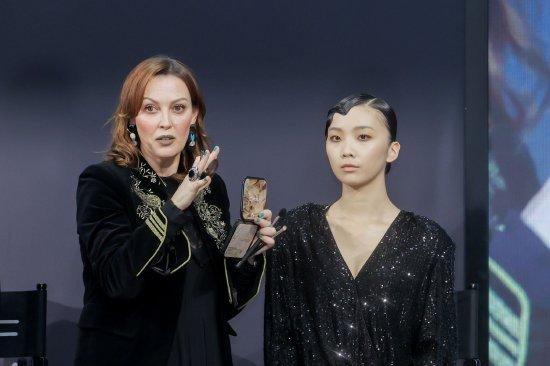 【M·A·C魅可全球彩妆艺术执行总监Sharryn Hinchliffe】