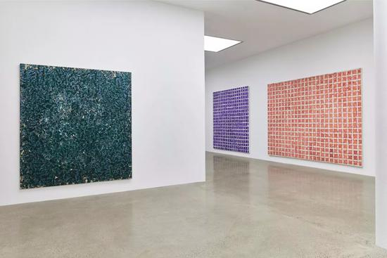 　　Installation view， ‘Simon Hantaï’ （2016） at Timothy Taylor， London。 Courtesy of Timothy Taylor London/New York。